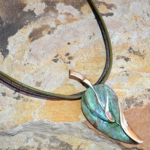 Click to view detail for EC-047 Pendant Brass Contemporary Leaves $90